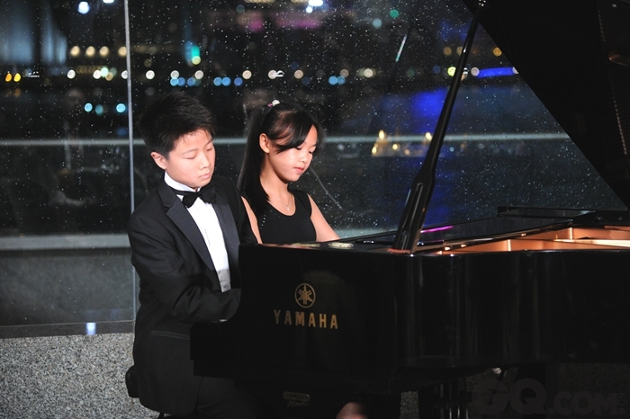 由领贤慈善基金赞助－ 郎朗青年音乐学者计划两位青年钢琴家Jonathan Yang和Kate Lee以一首舒伯特进行曲表演四手联弹