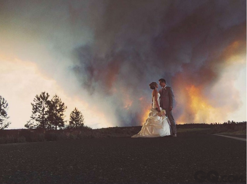 火灾现场的婚礼在野外举行婚礼，很有可能会碰到一些突发状况或极端自然条件。2014年6月7日，美国俄勒冈州的本德地区发生了一场森林火灾，而一对“倒霉”的情侣则恰好选择在这里举行婚礼。大火愈烧愈烈后，他们不得不中断庆祝仪式，并转移到中心城区的一个公园中继续完成了婚礼。然而，经历过烈火的考验，相信他们的真爱也会恒久远！