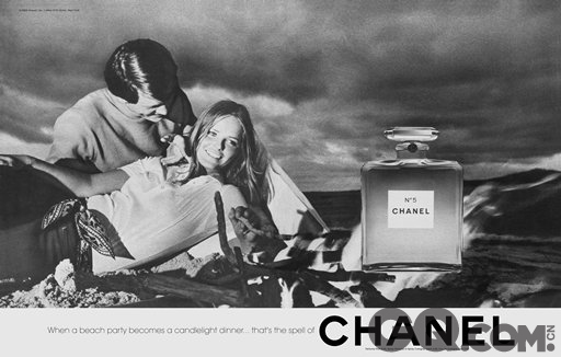 1952年，著名影星玛丽莲〃梦露在回答记者问她穿什么入睡时，说“我只穿N°5入梦”，这款香水由此成为传奇。1959年，N? 5的香水瓶作为二十世纪的象征之一，被纽约现代艺术博物馆纳入永久藏品之列。数年后，它的瓶身在画家安迪〃沃荷（Andy Warhol）绘制的一系列9幅绢印版画上熠熠生辉。