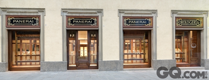 沛纳海的佛罗伦萨历史专卖店位于市中心的圣乔凡尼广场（Piazza San Giovanni），面迎宏伟的主教座堂。店铺面积从58 平方米扩充至285 平方米，大型陈列橱窗亦从一个增添至四个。扩建后的沛纳海佛罗伦萨专卖店佔地两层，一楼迎向圣乔凡尼广场，二楼的宽阔窗户尽收洗礼堂的壮丽景色。

 