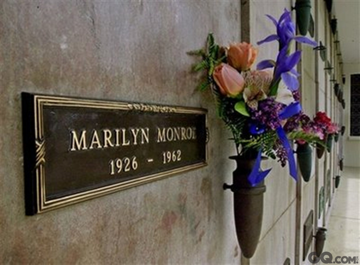 玛丽莲·梦露离世后安息在皮尔斯兄弟西林村的纪念陵园，她的墙墓上只有她的名牌和生卒年月，没有任何其他文字。值得一提的是，位于梦露墓穴上方的一处墓穴竟然在网上拍出460万美元的天价，由此可见巨星在人们心中的位置。