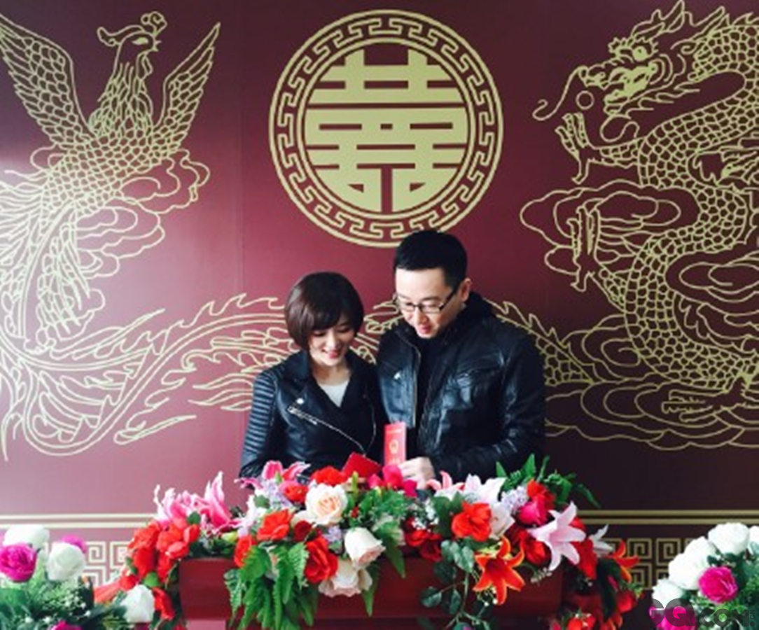 近日，导演陆川更新微博，承认已和央视女主播胡蝶领证结婚。