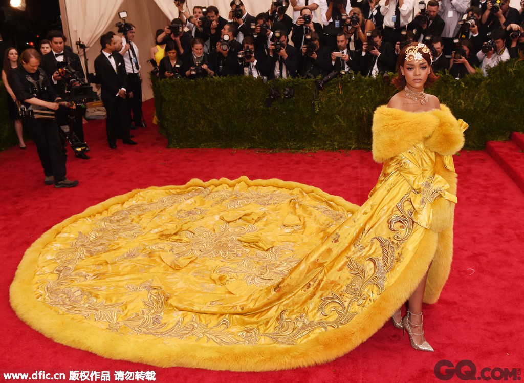 备受期待的2015年Met Gala红毯终于在北京时间5月5号早上与大家见面，这可是时尚圈的大事，今年的主题是“中国风”，不过从Rihanna的“煎饼果子”到SJP的“福娃”，外国女星们对我大中国时尚的演绎，还真是让人有些担忧呢。其实在今年之前，以往的Met Ball上中国明星只是极个别，而今年的Met Ball一下子迎来了包括明星、超模、名媛等近30人的“中国军团”，也难怪有圈外朋友会跑过来问Met Gala不是“时尚奥斯卡”吗，怎么今年成“时尚春晚”了？ 