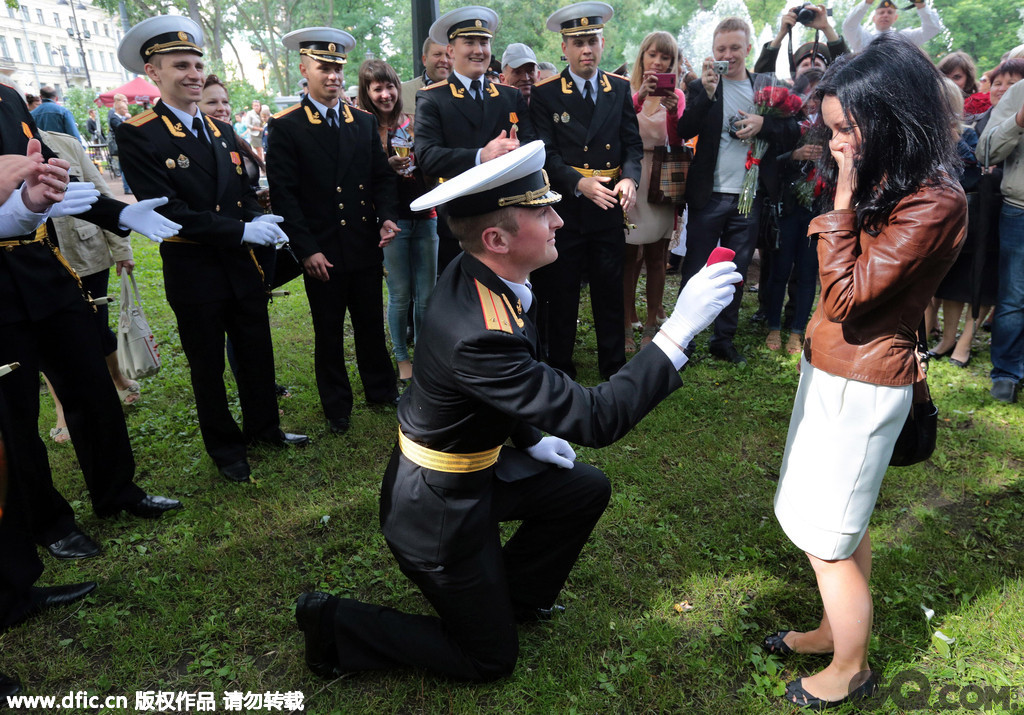 2013年6月15日，俄罗斯圣彼得堡，600多名军事学院的毕业生参加毕业典礼，一名毕业军校学员向女友求婚。