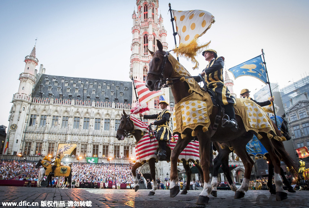 近日，比利时布鲁塞尔，布鲁塞尔大广场上举办“大帝巡游”，表演者身着中世纪服装热烈庆祝，当日欧洲中世纪风情再现布鲁塞尔街头。“大帝巡游”是布鲁塞尔一年一度的民俗活动，迄今已举办了80余年。活动再现了16世纪统治欧洲辽阔疆域的神圣罗马帝国皇帝查理五世在布鲁塞尔受到市民隆重欢迎的场景。