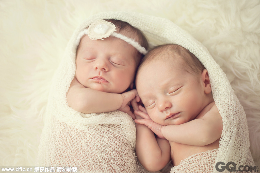 美国罗德岛34岁的摄影师Tracy Lynn Sweeney拍摄了一组睡梦中的宝宝写真，最小的宝宝才7天大。其中一张照片中，小宝宝被扮成绝地大师尤达的造型，向正在拍摄的《星球大战》电影致敬；另一张照片中，小宝宝枕着自己的双手，悠闲自在地躺着打盹儿；还有一张照片里，一对双胞胎宝宝被放在靴子里，模样甚是可爱。在摄影师温馨的镜头下，这些新生儿们就像是睡梦中的天使，实在是太可爱了！快去摸摸你的胸口，看看小心脏有没有被融化！