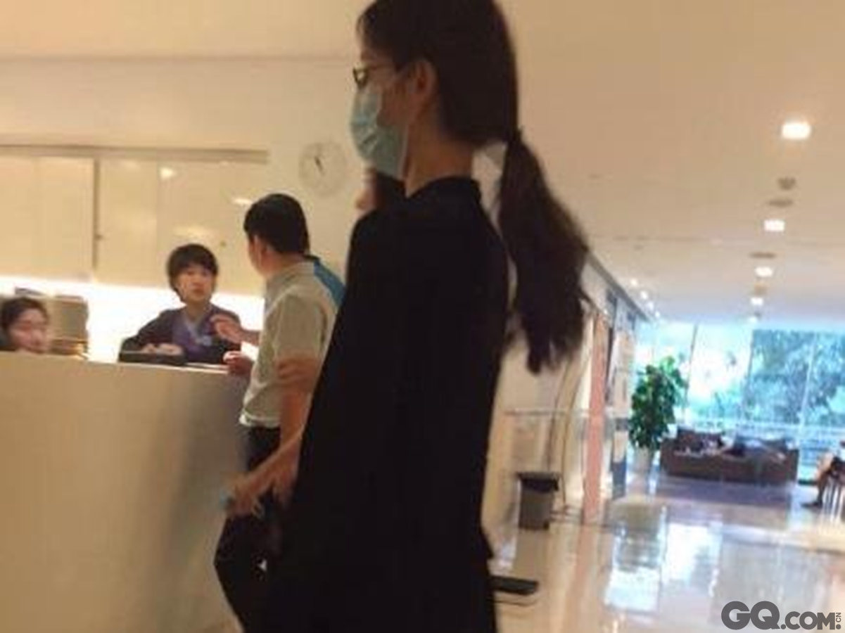 2015年7月16日上午，网友“松村汀Tina”在个人微博中发布一组在医院疑似偶遇奶茶妹妹的照片，并留言：“今天来和睦家体检。刚刚撞见奶茶妹妹了，据说是孕检。”

