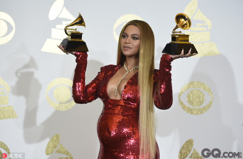 本届阿黛尔五项提名，碧昂丝九项提名，在女歌手历史上，碧昂斯与阿黛尔均是单届格莱美最高获奖纪录保持者，两人分别于2010年和2012年各获得6项格莱美奖。今年，这两位流行天后在年度专辑、年度歌曲、年度制作三项通类大奖中直接对决，结果阿黛尔凭借专辑《25》包揽三项所有大奖，此外还获得了最佳流行专辑，最佳流行表演等奖项，“五提五中”，碾压碧昂丝。