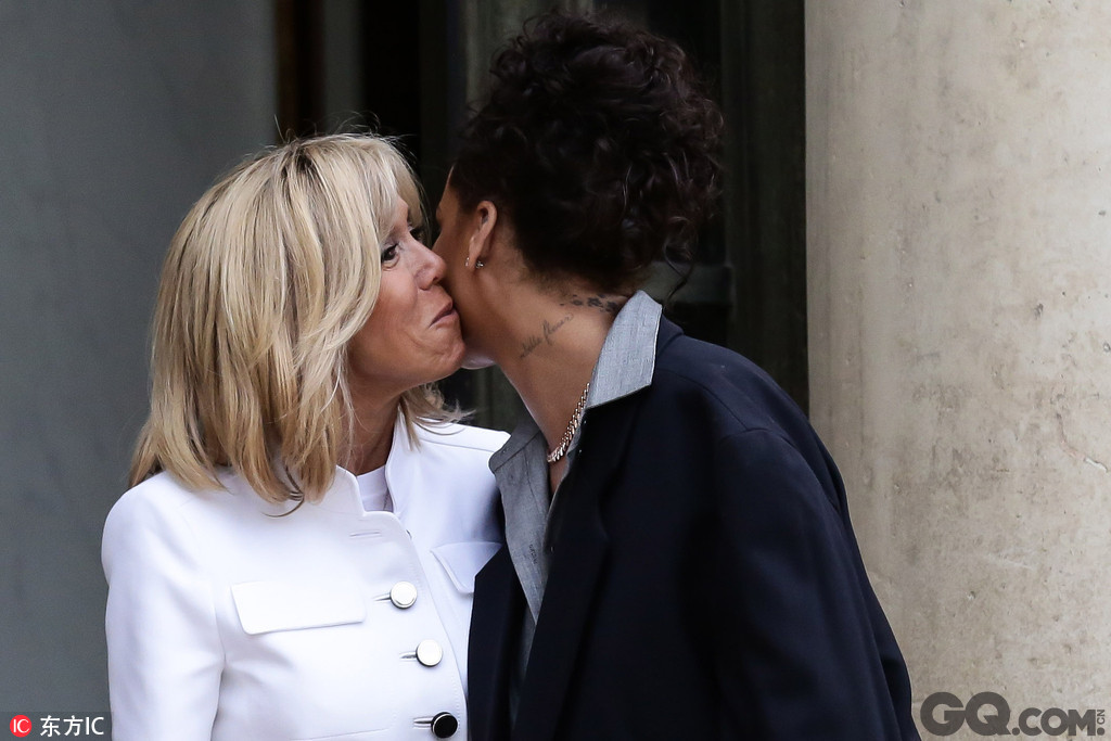 日前，蕾哈娜前往法国巴黎会见法国总统马克龙，探讨教育问题，第一夫人亲自在爱丽舍宫门口迎接，亲热拉手贴面吻。此外，蕾哈娜还不时对着镜头飞吻。

