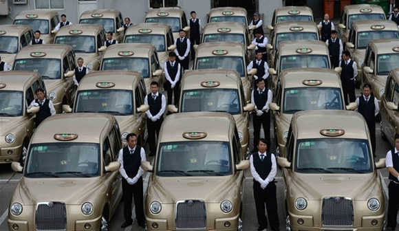 首批50辆“英伦”多功能土豪金出租车正式在上海投入运营。