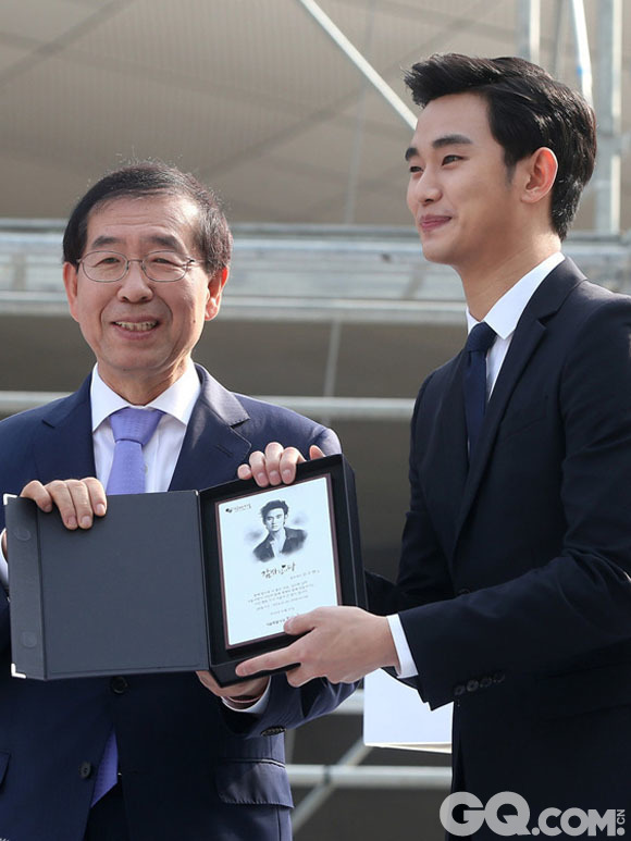 10月25日，韩国首尔，金秀贤担任首尔宣传大使，欧巴西装革履尽显暖男魅力。他在活动现场说“以后会努力宣传首尔市，也让更多人知道首尔市。” 
