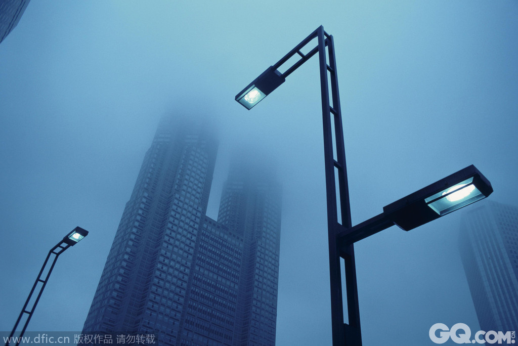 日本东京，笼罩在薄雾中的大楼和街灯。