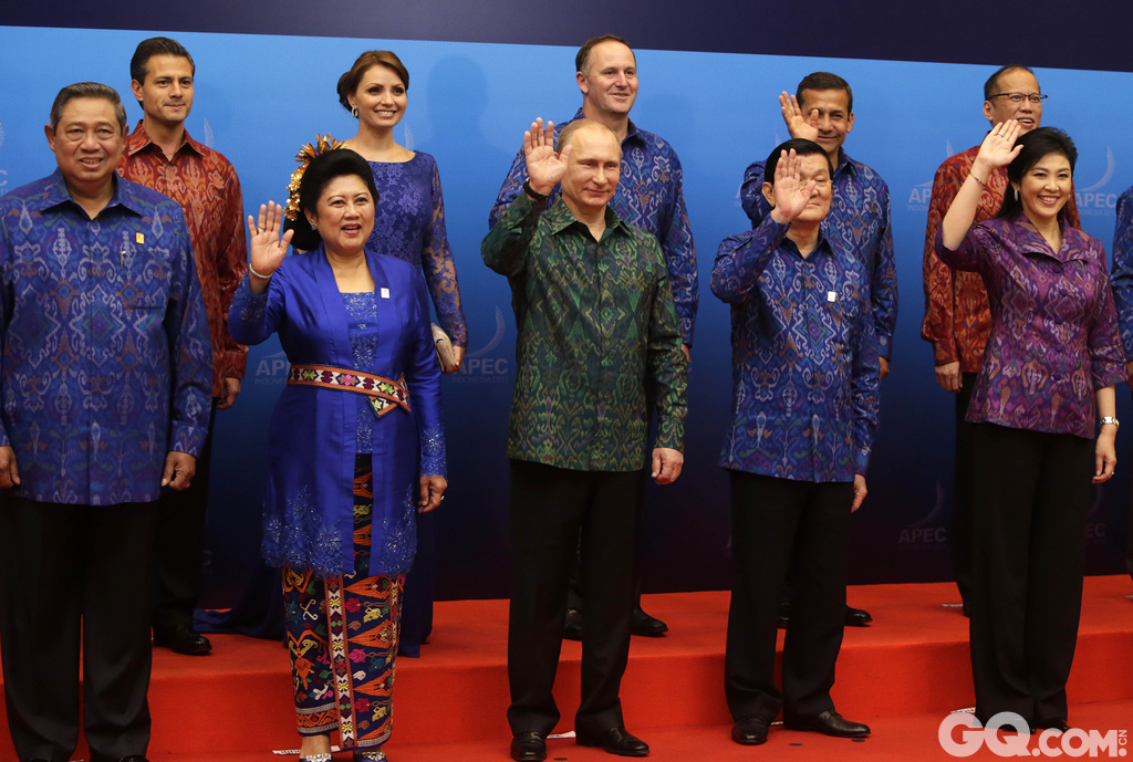 当地时间2013年10月7日，印尼巴厘，APEC峰会领导人着传统服装拍摄全家福。