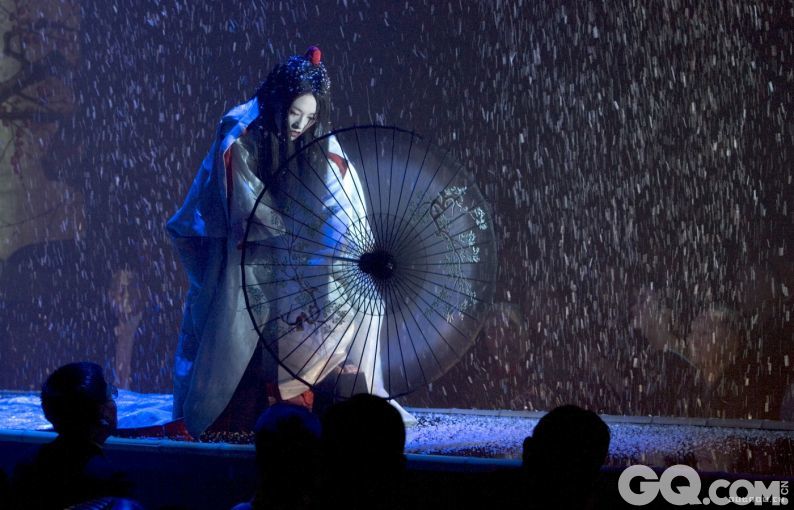 05年，章子怡出演由好莱坞大导演斯皮尔伯格担任制片人的电影《艺妓回忆录》，饰演艺妓“小百合”。在片中她的造型大多以日本传统和服为主。