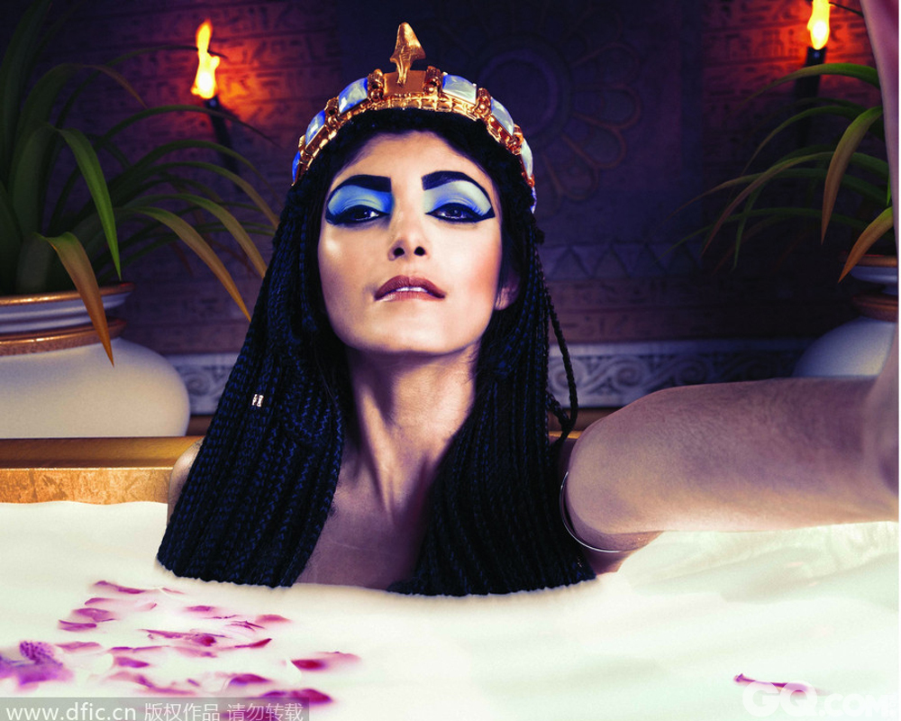 埃及艳后在沐浴中玩自拍