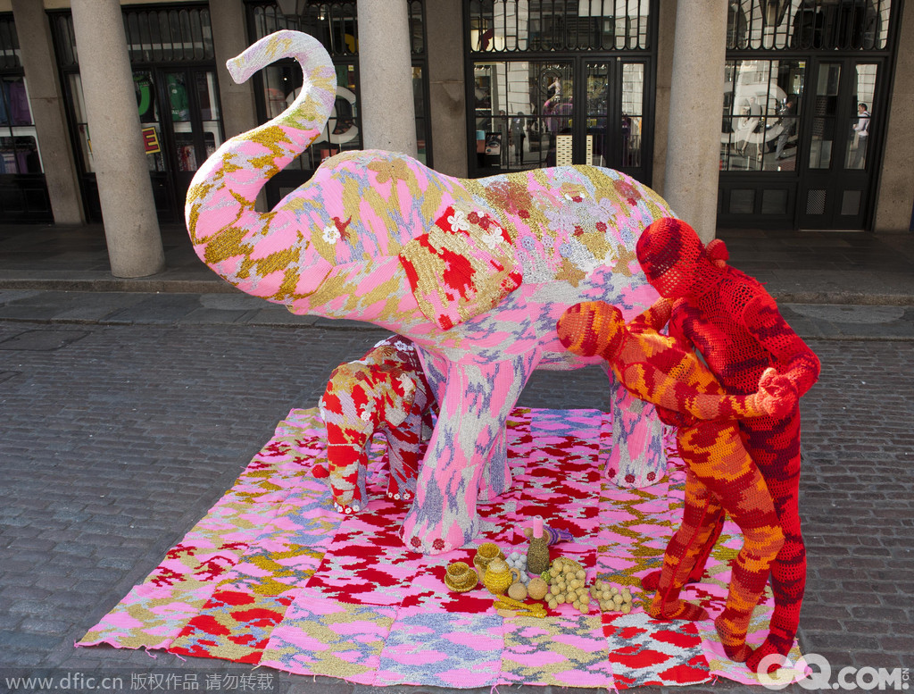 英国伦敦，艺术家Olek 手工编织了粉色大象一家，真实大小，为动物舞会做宣传，也是大象家族慈善活动的一部分。