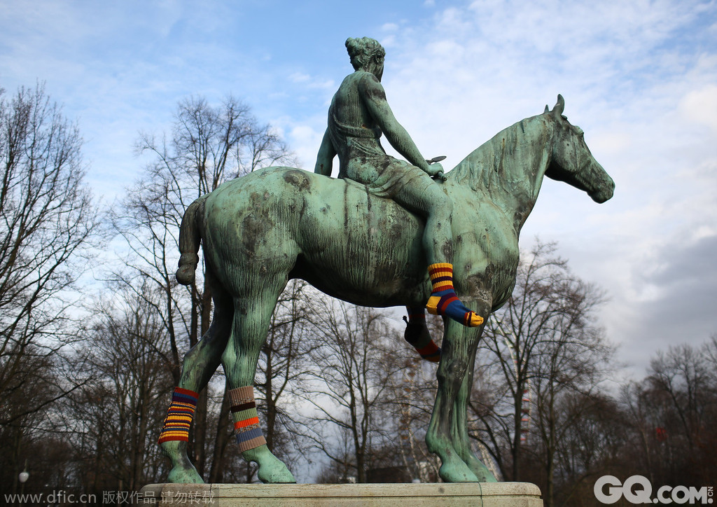 德国柏林，Tierpark动物园里的骑士雕像穿上了彩色毛线袜子和袜套。 