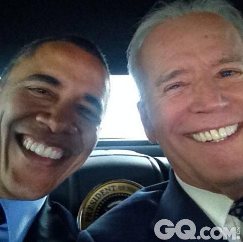 美国副总统乔•拜登（Joe Biden）于四月注册Instagram（图片社交应用）用户后，发布了一张与贝拉克•奥巴马（Barack Obama）坐在车后座的自拍合影，以此来向他的选民们展现他的兴奋心情。那会儿，两人在宾夕法尼亚州（Pennsylvania）的奥克代尔市（Oakdale）为增加就业培训补助资金而忙碌着。而此前，拜登在其中期选举之前，曾与凯蒂•佩里（Katy Perry）以及他的选民们自拍合影。