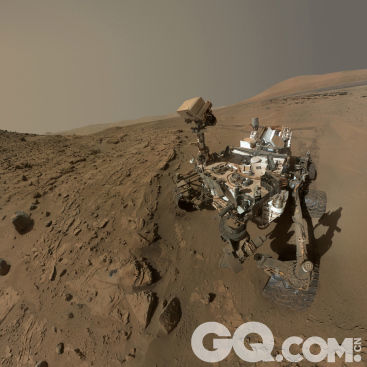 美国宇航局（NASA）的“好奇号”火星探测车在6月24日给自己拍了张自拍照，以纪念在火星上待了整整一年，也就是等同于地球上的687天。“好奇号”在火星上收获颇丰。它收集到了岩石样本，发现了原始湖床，该湖床被美国宇航局称为含有“组成生命的基本元素”。但是美国宇航局并未提及距离发现能自拍的生物体还有多远。