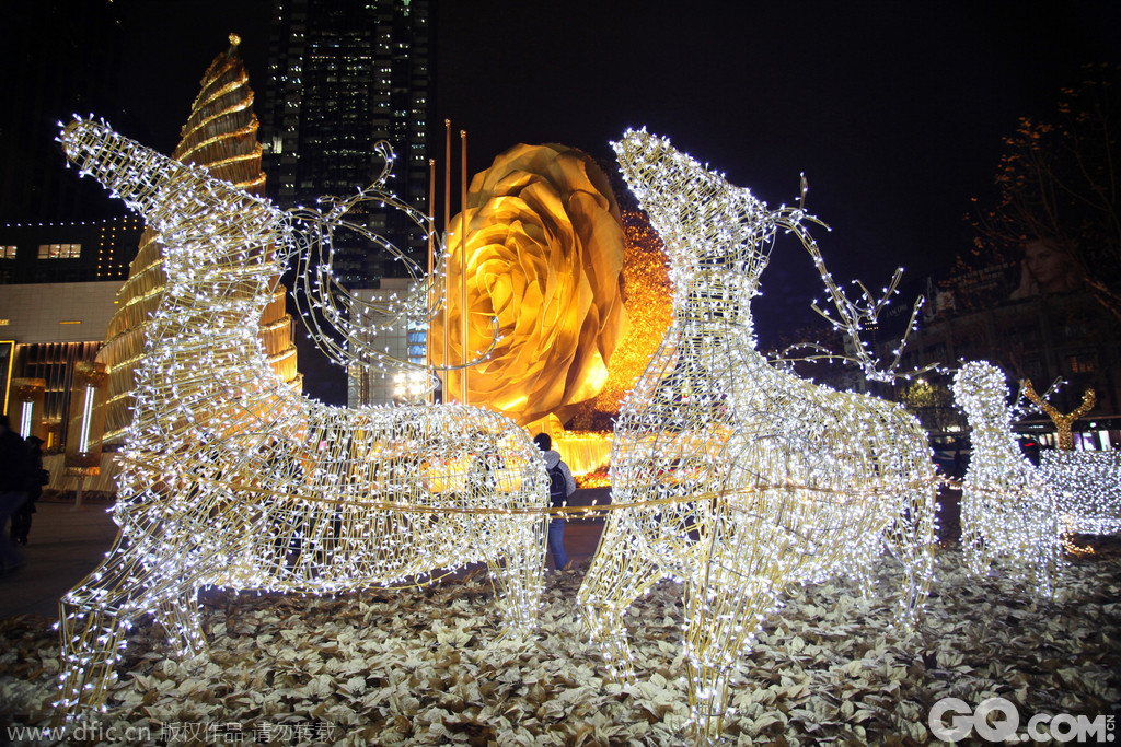 上海，潮咖白领们撺动着这个城市的风向标，最热闹的圣诞月来了，赶上热潮，去看看上海各大商圈的精美橱窗与市场的露天表演之外，还有你前所未见的圣诞集市！玩转魔都最in圣诞商圈