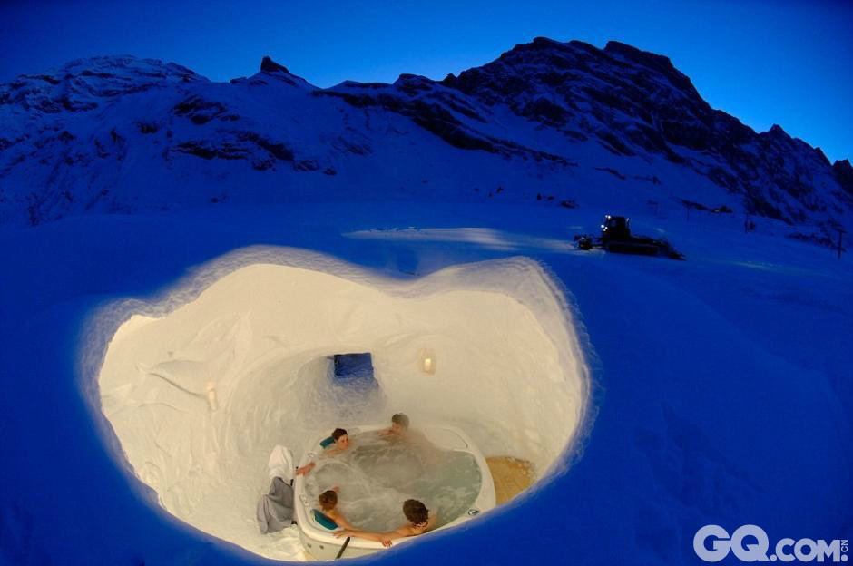 坐落在瑞士高山上的“冰雪酒店”（Iglu-Dorf）完全就地取材由冰雪建成，被称为世界上最“冷”的酒店，可以让客人深入体会爱斯基摩人的居住感受。