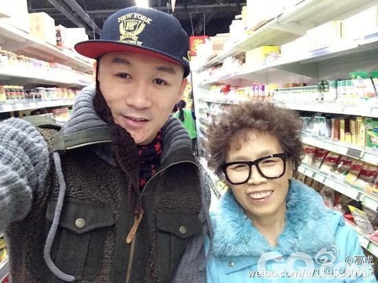 　　11月24日中午，演员高虎在微博晒出一张与母亲逛超市的照片，并写道：“放假归来。老妈奖励我给俺做好吃的。”照片中，高虎穿着居家和母亲愉快合照，气氛十分温馨。