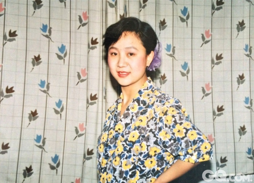 5月23日，杨紫在微博上晒出了一组妈妈年轻时的美照。