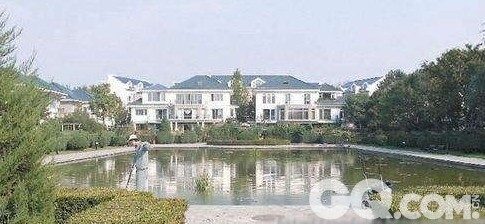 张国立豪宅除了拥有数千平方米的面积，而且毗邻天鹅湖，坐在家里就可以欣赏美景。并且这处豪宅位于北京亚奥区紫玉山庄，是北京最热的富人黄金区，必须在社会上有一定身份地位的人，才有资格入住。