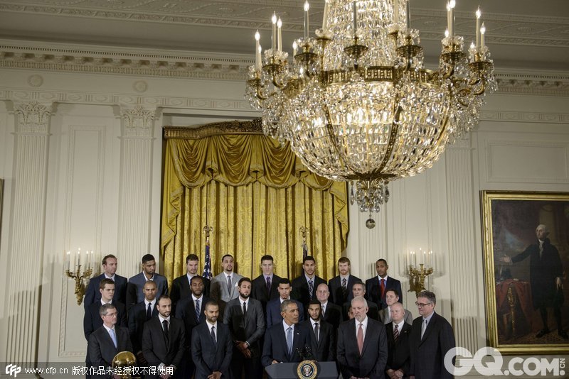 2015年1月12日，美国华盛顿白宫，13/14NBA总冠军马刺造访白宫，接受奥巴马接见并赠送球衣。