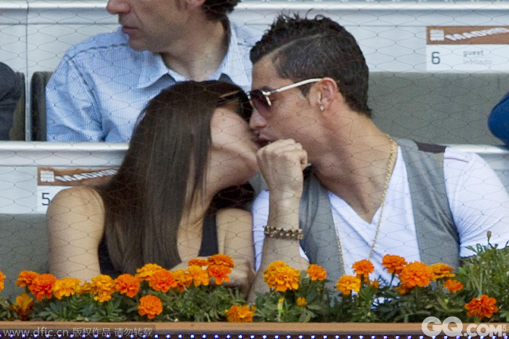 
当地时间2013年5月10日，西班牙，葡萄牙球星C罗携女友伊莉娜助阵马德里大师赛。
