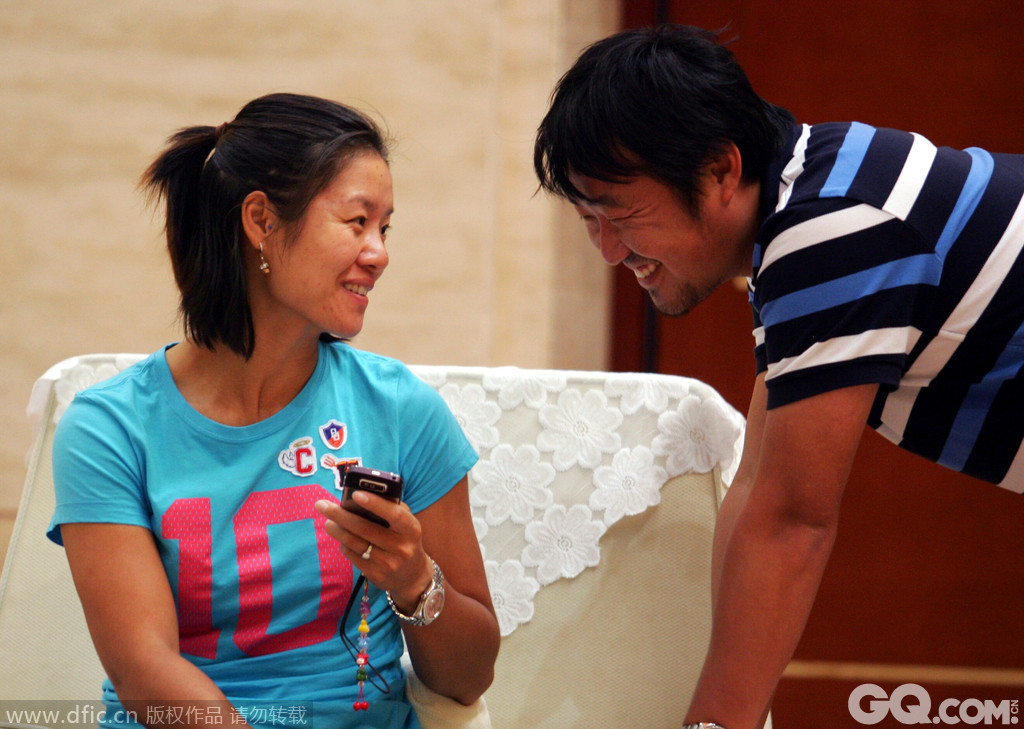 李娜和姜山那么多年一直恩爱如初，一起来回顾一下他们相处的甜蜜瞬间吧！

2011年7月4日，武汉，湖北省表彰李娜法网夺冠。李娜老公姜山。

