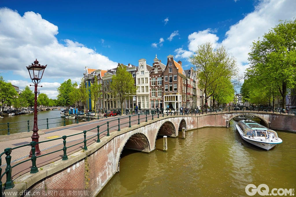 阿姆斯特丹推荐理由：阿姆斯特丹因为拥有美丽的郁金香、浪漫的运河、随处可见的脚踏车、闪烁的钻石、珍贵的艺术珍藏，以及心胸开放的居民，吸引着来自世界各地的观光客。徒步是领略这个城市内涵的最好方法，你可以悠闲地从安妮之家沿着绅士运河，散步到国立博物馆；累了找家咖啡屋歇歇脚，来杯浓郁的咖啡；要不就放逐自己于自然而美丽的市立公园长椅上，享受热闹中的宁静。