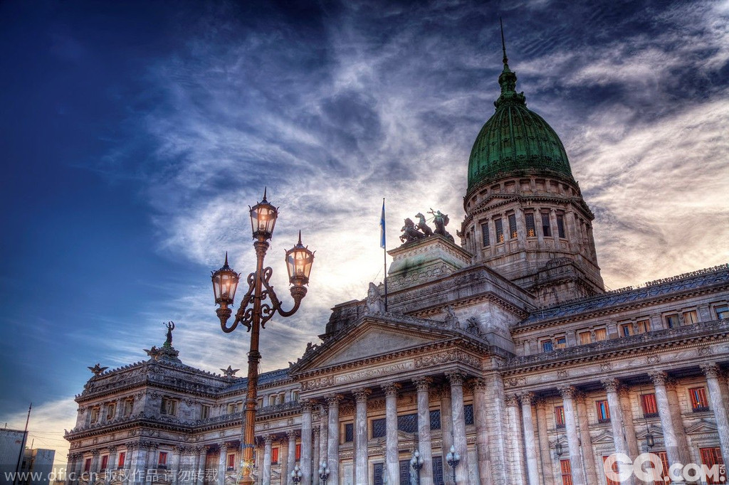 布宜诺斯艾利斯推荐理由：如果你喜欢南美风格的性感，布宜诺斯艾利斯就是你的最佳去处。在南美，这里是最具欧洲风情的城市，身着风格鲜明服饰的居民们、一丝高傲感和自信……将优雅和拉丁激情、精神结合得最好的还是阿根廷最著名并且是最热辣的探戈。