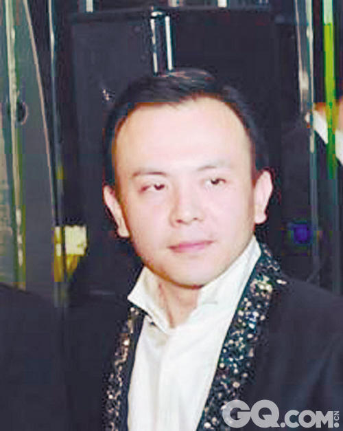 山东人，知名女演员刘涛的丈夫，父亲是山东民营企业家，在北京注册经营富承维京投资公司。