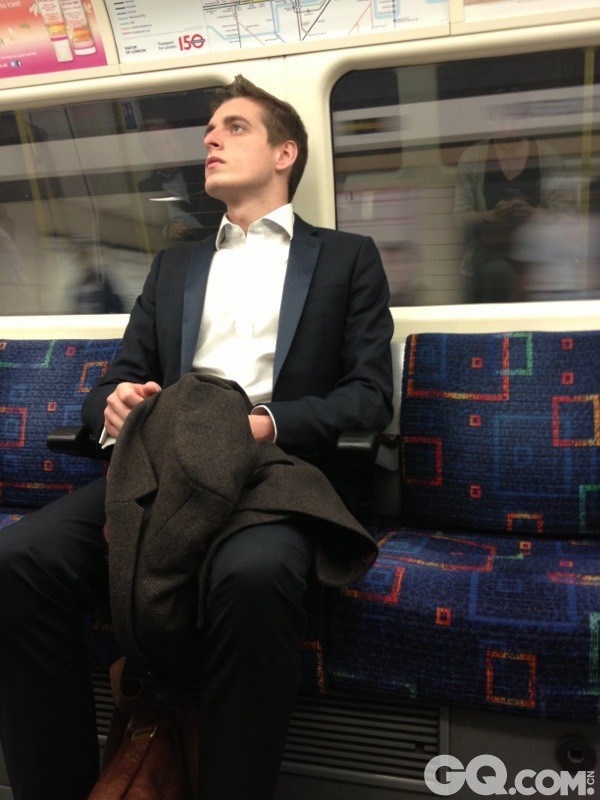 　这些照片来自于一家英国网站，该网站允许用户上传偷拍的伦敦地铁帅哥照片。TubeCrush.net四年前由一群生活在伦敦的朋友创立。