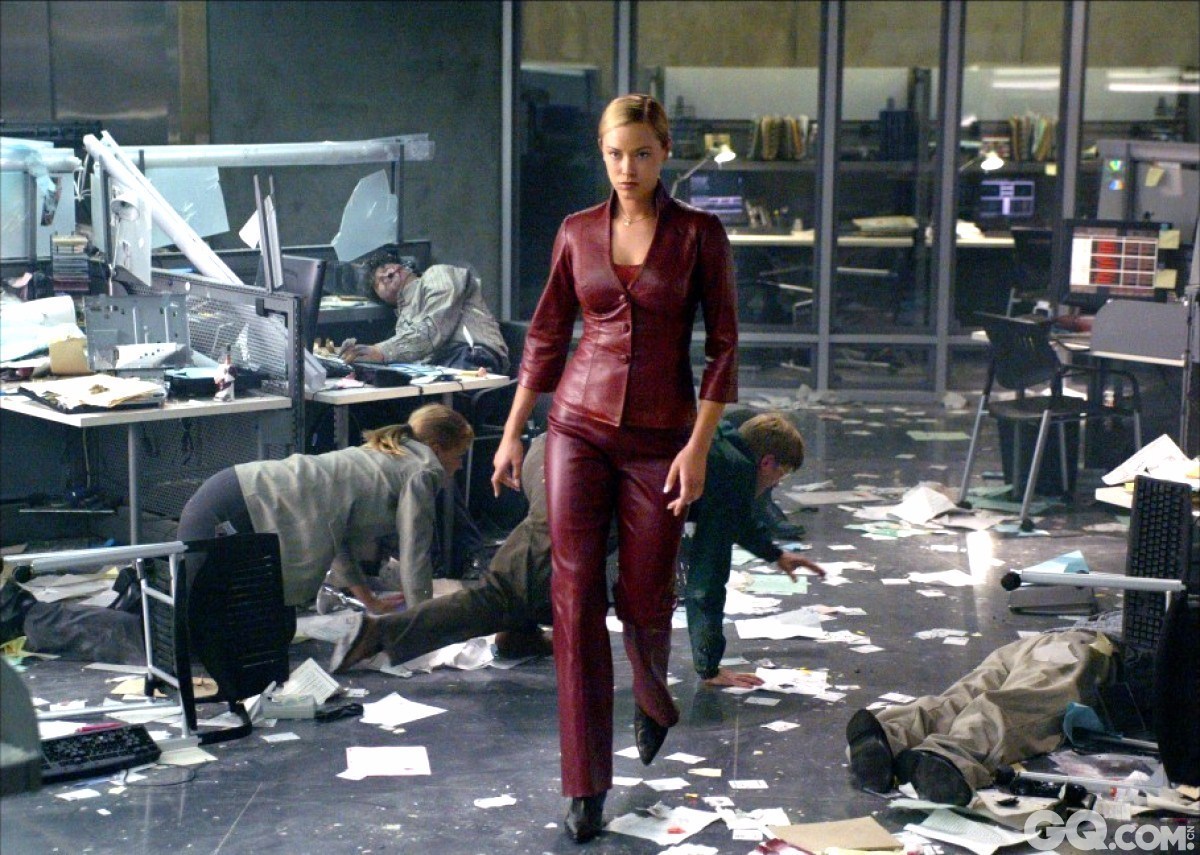 性格、镇静以及致命是克里斯塔娜·洛肯在《终结者3》给人的最终印象。此时，转变成半人半吸血鬼之身，美丽性感依然存在，且多了份复仇之火。一头红发，修长健壮的且热辣的身材更是与游戏中的形象配合的天衣无缝。虽说《终结者3》中的激情出演成为洛肯真正走入观众心中的台阶，更因片中有像本·金斯利这样的影坛老戏骨的提携和鼓励，以及尤威·波尔这样充满激情和想法的导演的帮助，她才能将这位矛盾重重、活力四射的独特角色演绎得耐人寻味并且长久的留在影迷们心中。