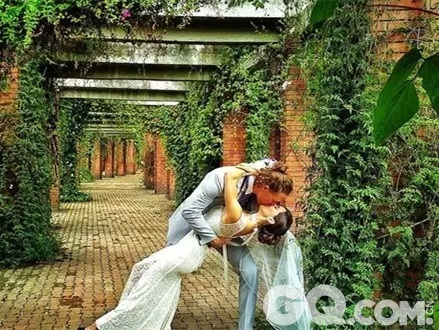 他们的第一场婚礼是在哥伦比亚。普拉特在脸书里写道‘更多场婚礼会来临，我终于同我梦想中的女士结婚了！’