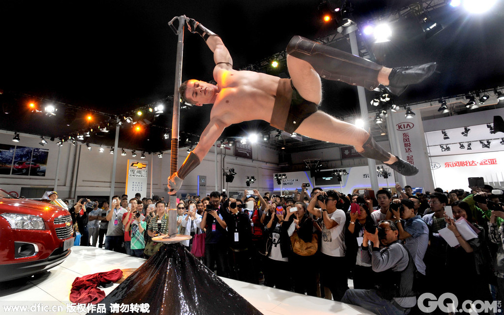 2014年5月15日，第十三届青岛车展在青岛国际会展中心举行，肌肉男模在本次车展上爆红。车模美艳钢管舞惊艳全场，引众人驻足观看。