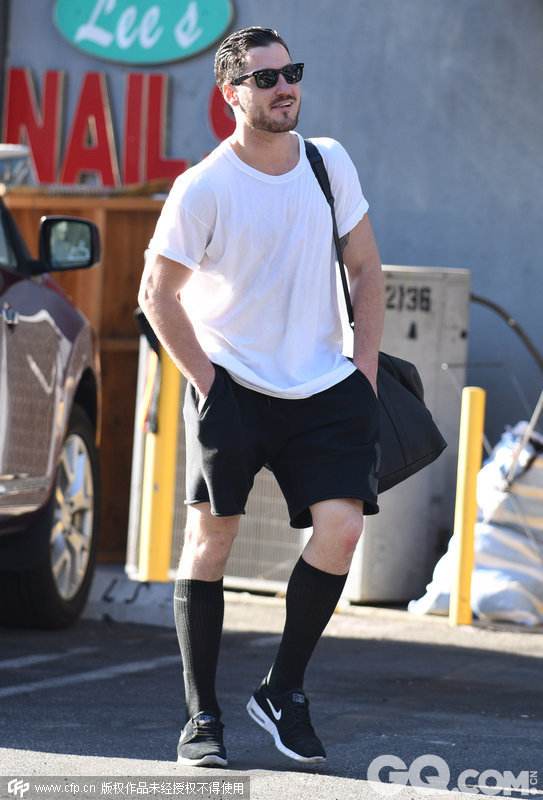 2015年3月30日讯，洛杉矶，当地时间28日，Val Chmerkovskiy现身街头。他身穿白色T恤，黑色短裤，下配中筒袜，脚踩Nike运动鞋。