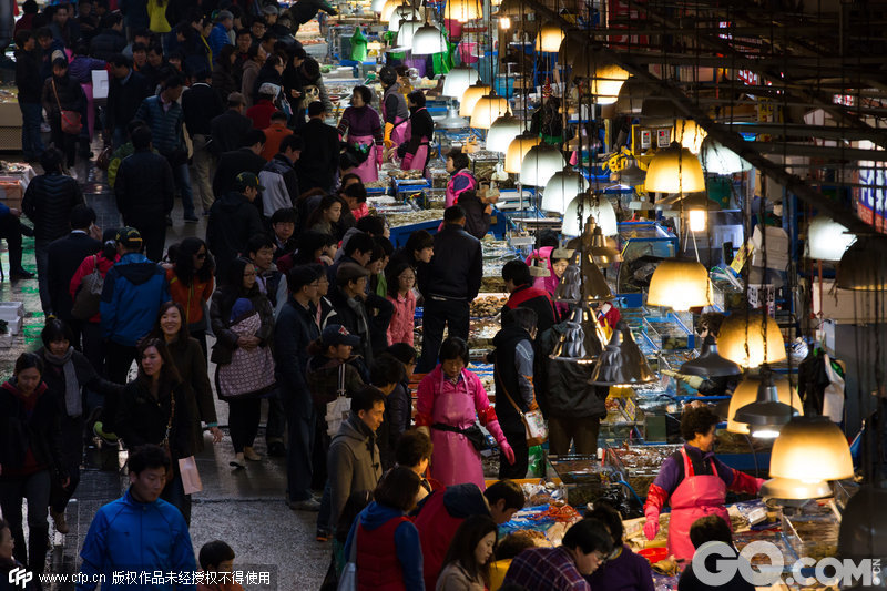 必去理由：鹭梁津水产市场是韩国首尔最热闹的地方之一，并且和首尔全城一样彻夜不休。在一层买完海鲜，可以拿到二层的餐馆让厨师烹调。