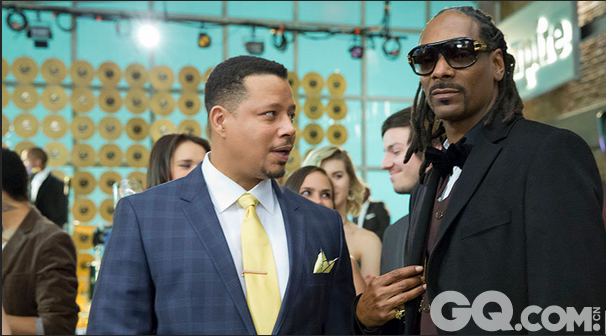 嘻哈说唱歌手Snoop Dogg（右）在剧中客串