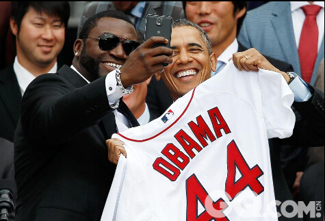 2014年4月7日，美国职业棒球大联盟(MLB)总冠军波士顿红袜队球员大卫·奥提兹在向奥巴马赠送球衣时，用手中的X星手机自拍了一张两人的合影，由于奥提兹和某星签有代言合约，此举被外界怀疑是奥提兹有意为之用来宣传手机。
