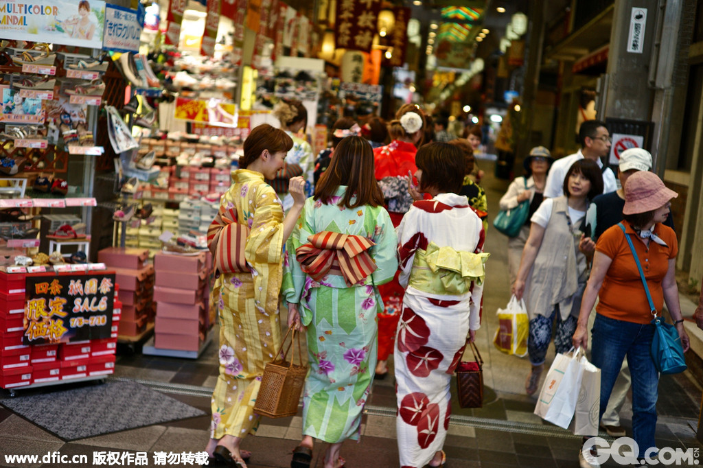 锦市场在1615年作为鱼市场开张，至今已经有400年历史了，这里被称为是“京都的厨房”，各种美食纪念品应有尽有。当地时间2013年7月18日，日本京都，亚洲游客穿着和服逛锦市场。