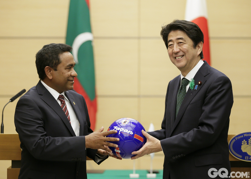 2014年4月15日，日本东京，日本首相安倍赠送马尔代夫总统国家官方足球。