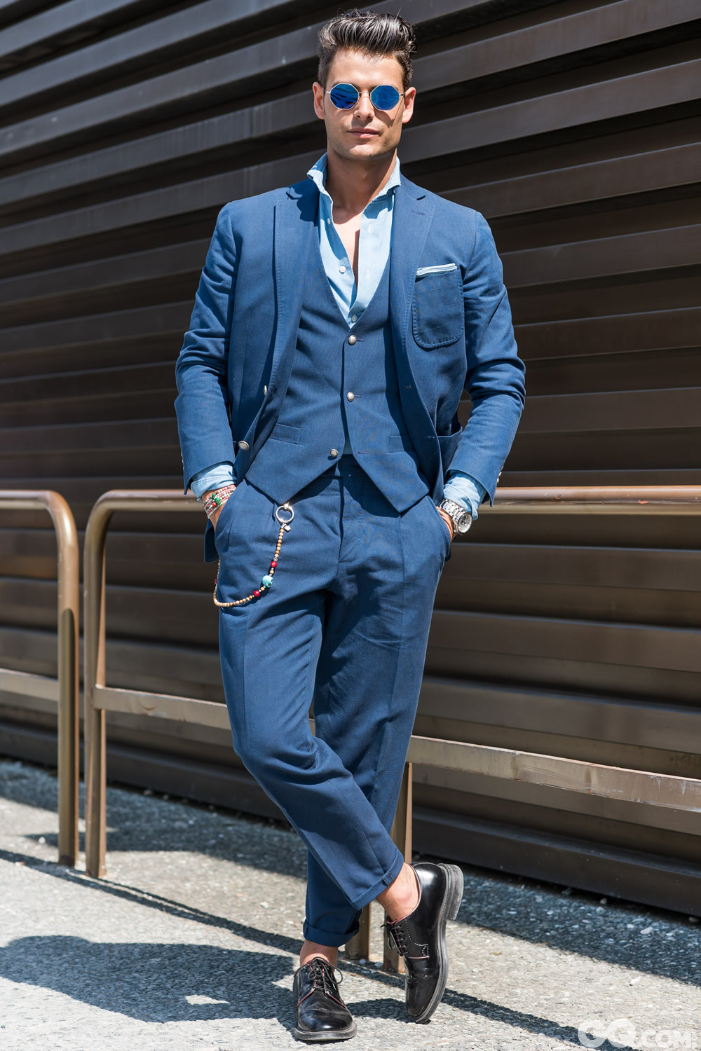 Frank
Sunglasses: Viver
Suit and shoes: made to mesure
Shirt: Suit Supply
Chain: Bespoke Moda

Inspiration: Denim and denim
（灵感就是满满的丹宁）