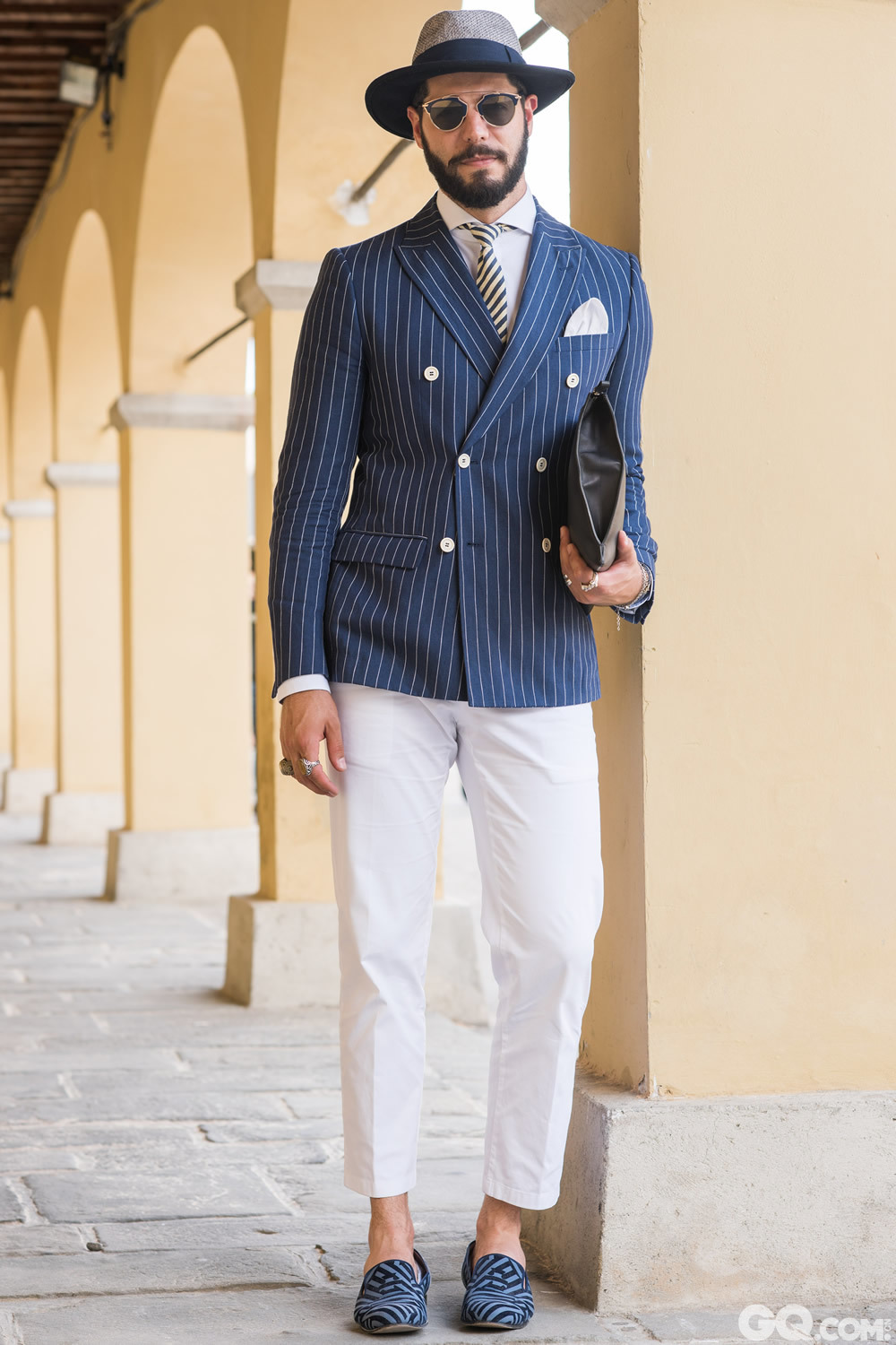 Kadu
Hat and pocket square: Zara
Sunglasses: Dior
Suit and shirt: Tommy Hilfiger
Tie: Gant Rugger
Portfolio: Mont Blanc
Shoes: Westwood

Inspiration: Navy and stripes! Nobody wears stripes these days.
（海军蓝和条纹，这些天都没人穿条纹。）