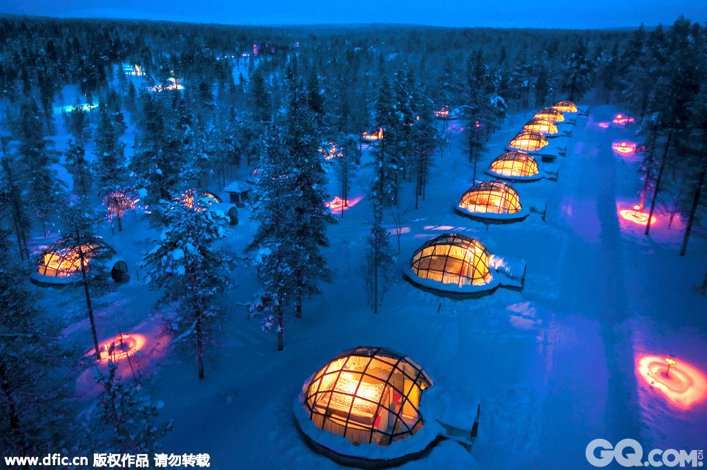 芬兰是在地球上观赏北极光的绝佳地区之一。在芬兰的拉普兰，每年有超过200个夜晚都可看到北极光。在这里的卡克斯劳太恩度假村，白天可租用驯鹿来一次狩猎旅行，之后享受世界最大芬兰浴;晚上躺在温暖冰屋，在繁星装点、北极光灿烂华丽的天空下入眠……