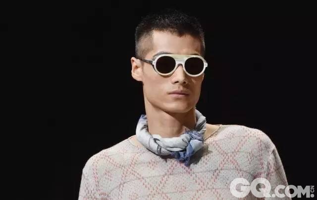 Armani 墨镜向来都是时尚男编辑们的心头好，本次2016春夏 Giorgio Armani 男装秀场与 Etro 男装秀场的墨镜都同时加宽了鼻托上方镜框的宽度，令墨镜的装饰效果更强。