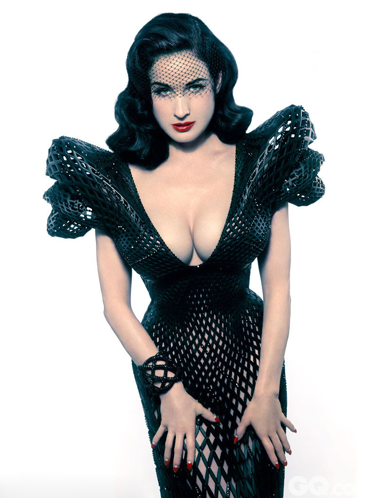 2013年3月15日，以性感著称的女星黛塔-范-提思（Dita Von Teese）身穿由设计师Micheal Schmidt设计的，全球首件3D打印礼服。 