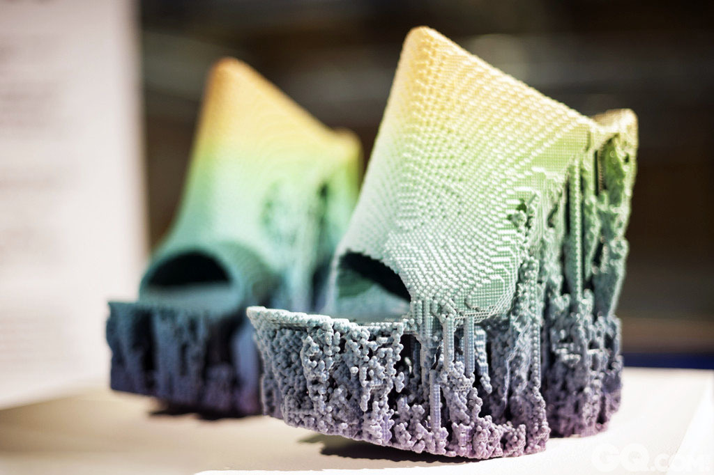 Francis Bitonti设计的这双3D打印未来风高跟鞋在英国伦敦的2014年3D打印展中展出，吸引了许多人的眼球。